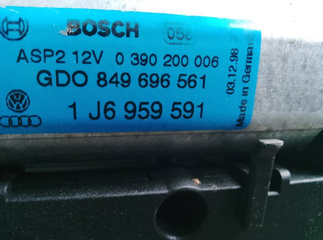 Двигун приводу люка