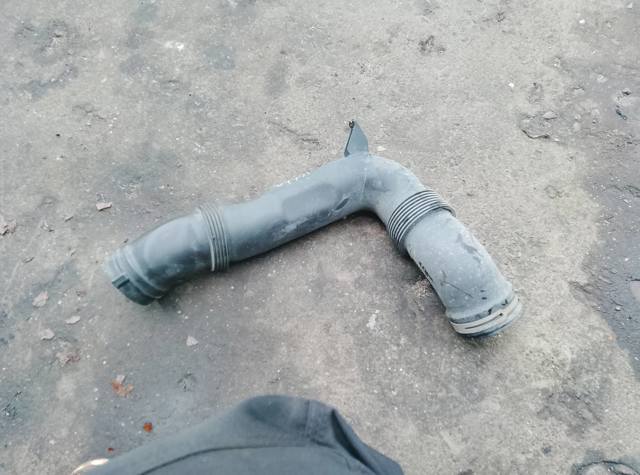 Патрубок воздушный, вход в резонатор 1K0129618AJ VAG