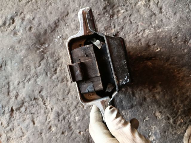 Подушка (опора) двигуна, ліва — фото 4