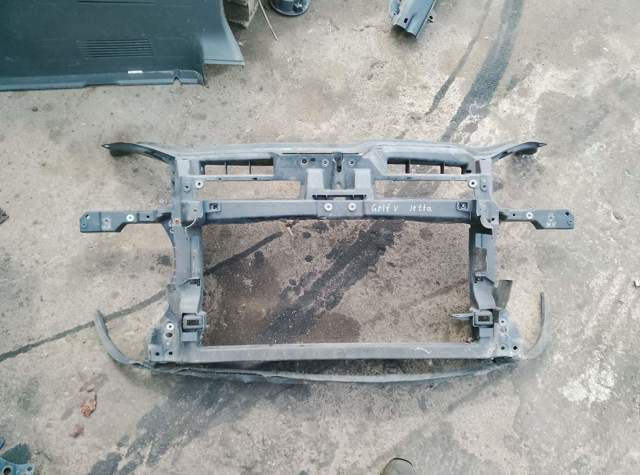 Панель передня