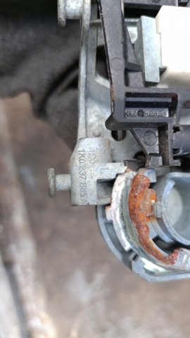 Тримач зовнішньої ручки дверей, передньої лівої