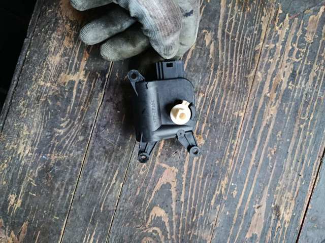 Двигун заслінки печі