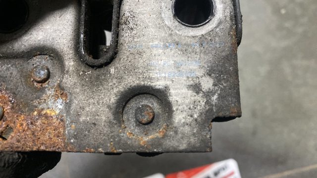 Замок капота