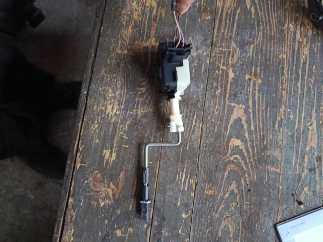 Замок відкривання лючка бензобаку — фото 3