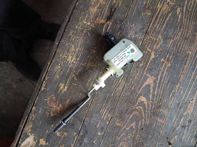 Замок відкривання лючка бензобаку — фото 1