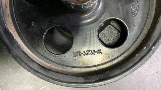 бачок гідропідсилювача ford