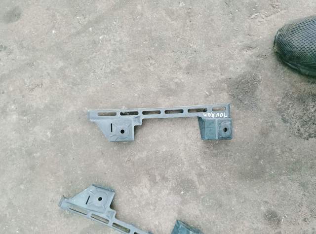 Правое крепление переднего бампера 1T0807890B VAG
