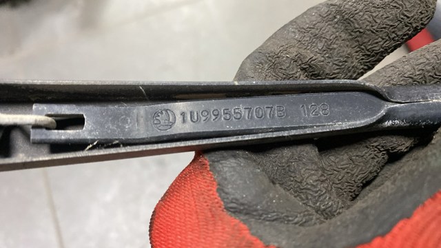 Важіль-поводок склоочисника заднього скла — фото 2