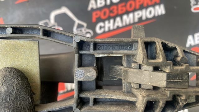 Держатель наружной ручки двери, левых дверей 2037600134 MERCEDES