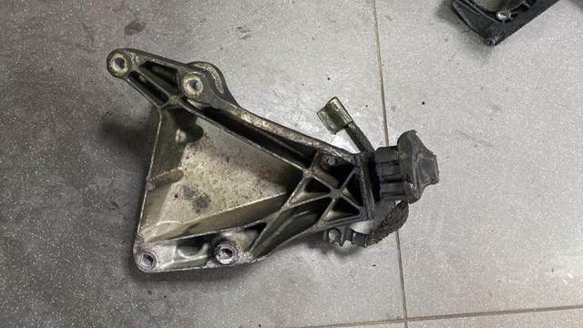 Кронштейн подушки (опоры) двигателя левой