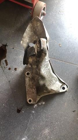 кронштейн двигателя