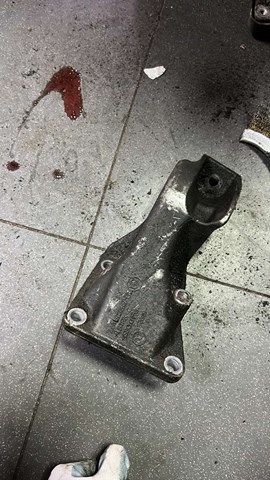 Кронштейн подушки (опоры) двигателя левой