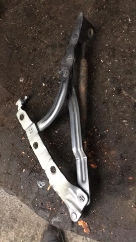 Петля кришки багажника