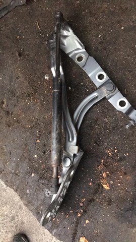 Петля кришки багажника