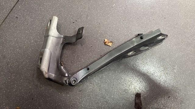 Петля капота