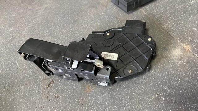 Замок дверей передній правий volvo