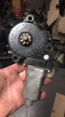 моторчик стеклопод. двери передней правой