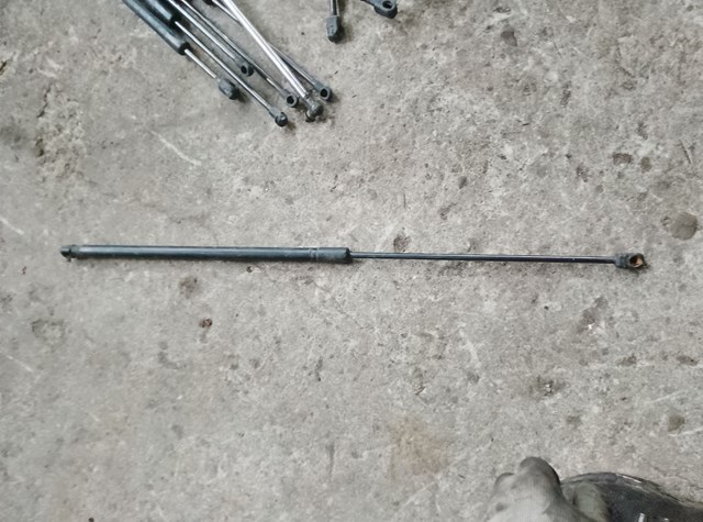 Амортизатор капота