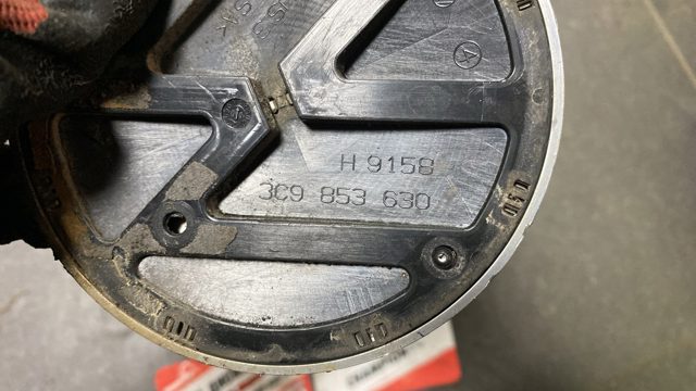 Емблема кришки багажника, фірмовий значок — фото 2