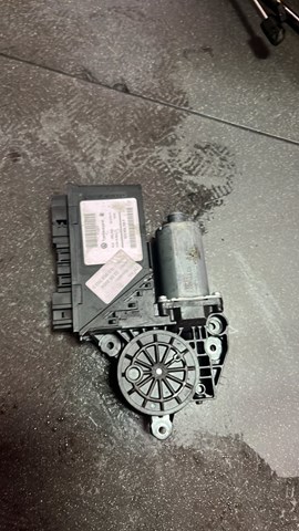 Мотор стеклоподъемника двери задней левой