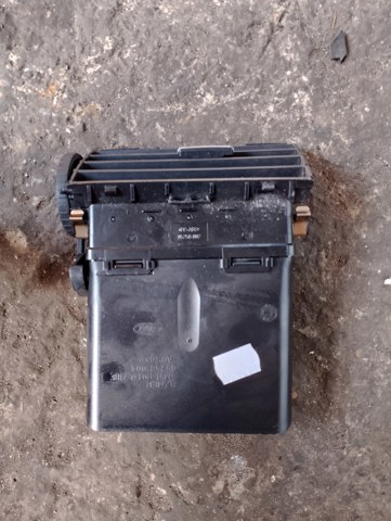 Решітка вентиляції салону на торпедо