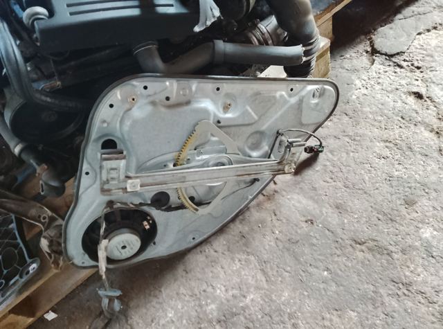 Задній механічний механізм для підйому вікна