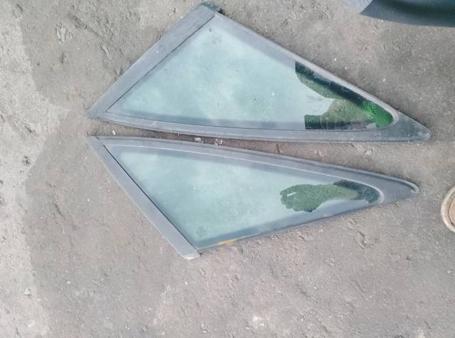 Скло заднє праве