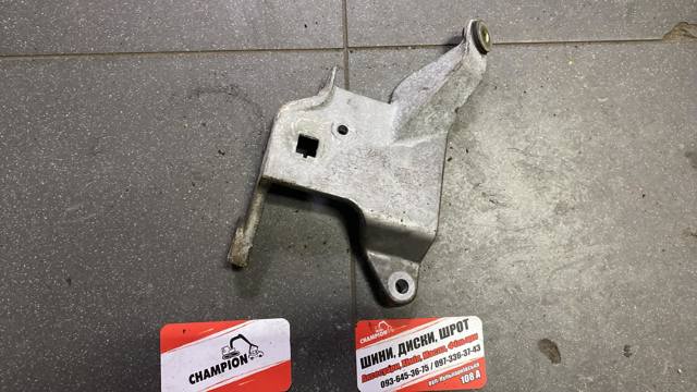 Опора двигуна