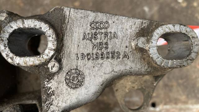 Кронштейн подушки (опори) двигуна, правої — фото 4