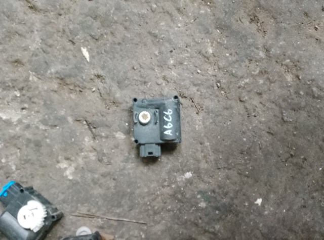 Двигун заслінки печі