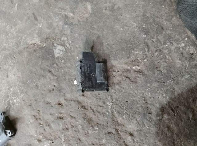 Двигун заслінки печі