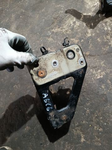 Кронштейн кріплення крила переднього правого, передній — фото 1