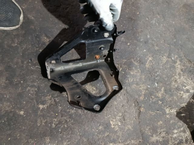 Кронштейн кріплення крила переднього правого, передній — фото 4