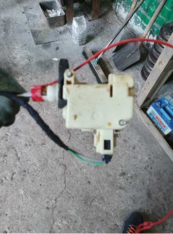 Замок відкривання лючка бензобаку