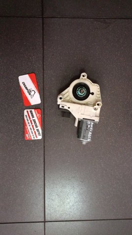 Мотор стеклоподъемника двери передней левой