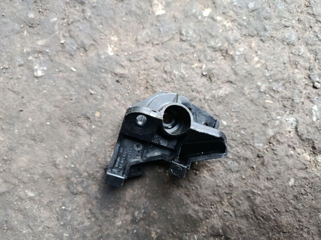 Кронштейн ручки відкривання капота — фото 1