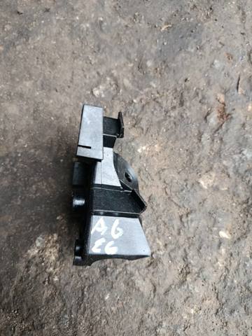 Кронштейн ручки відкривання капота — фото 4