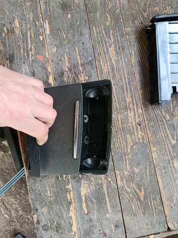 Попільничка центральної консолі — фото 3