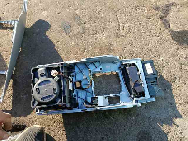 Попільничка центральної консолі — фото 8