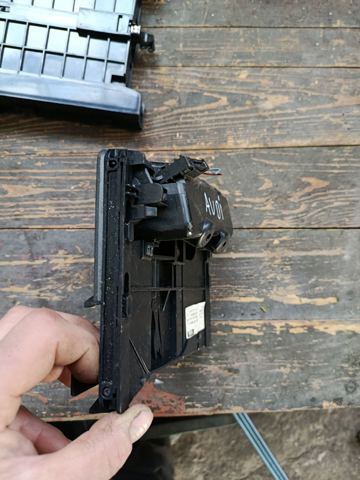 Попільничка центральної консолі — фото 5