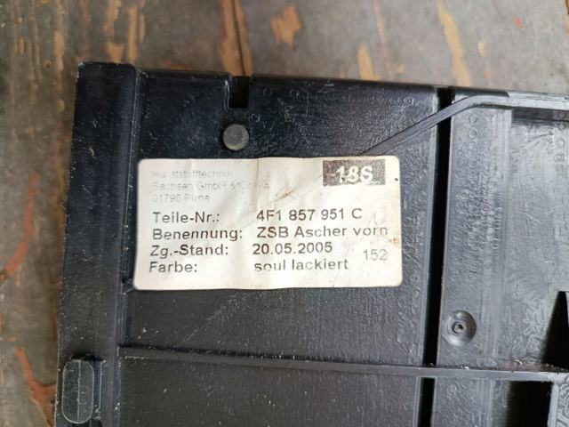 Попільничка центральної консолі — фото 2