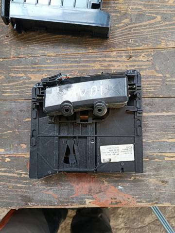 Попільничка центральної консолі — фото 6