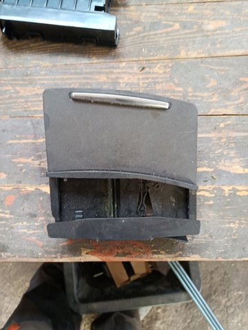 Попільничка центральної консолі — фото 4