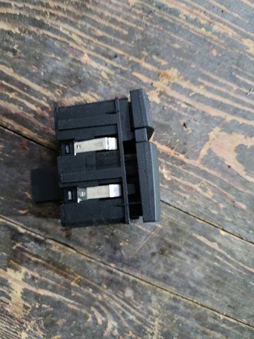 Кнопка відкривання бардачка — фото 4