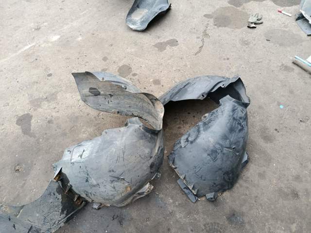 Подкрылок передний