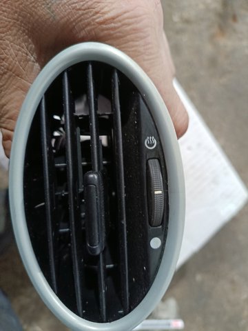 Решітка вентиляції салону на торпедо