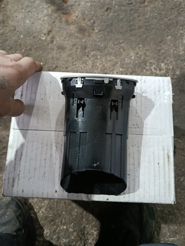 Решітка вентиляції салону на торпедо