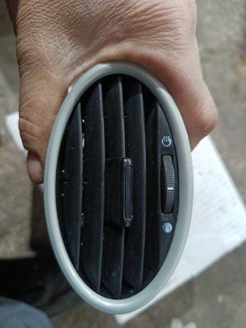 Решітка вентиляції салону на торпедо