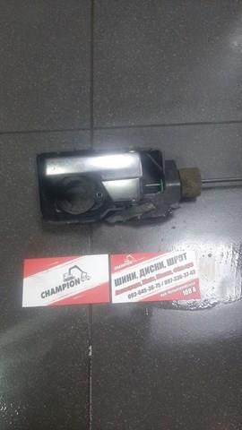 внутрішня ручка ззаду правих дверей