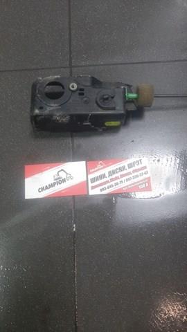 внутрішня ручка ззаду правих дверей